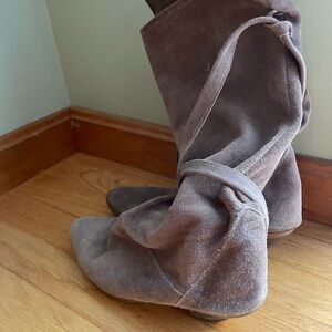 Elegant Suede Heeled Boots - Tan